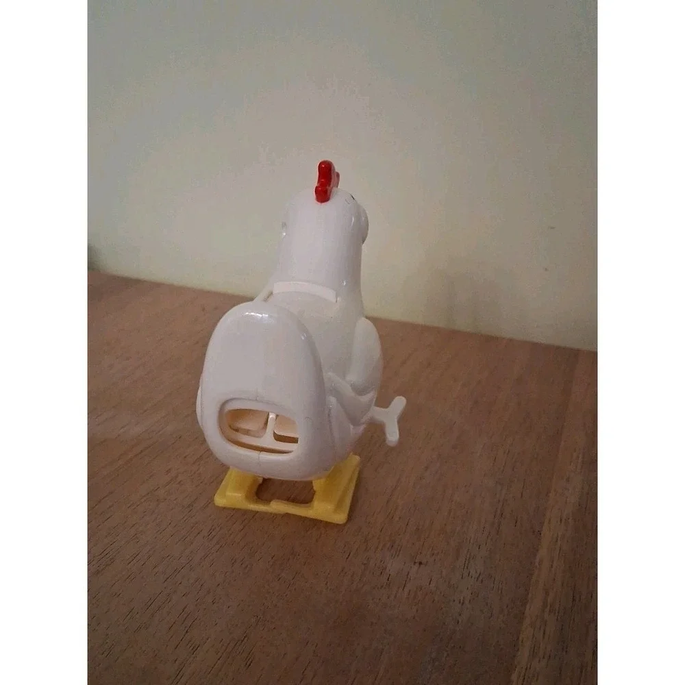 COLLECTIBLE WHITE PLASTIC HUBBA BUBBA WIND UP CHICKEN DISPENSER WORKS
